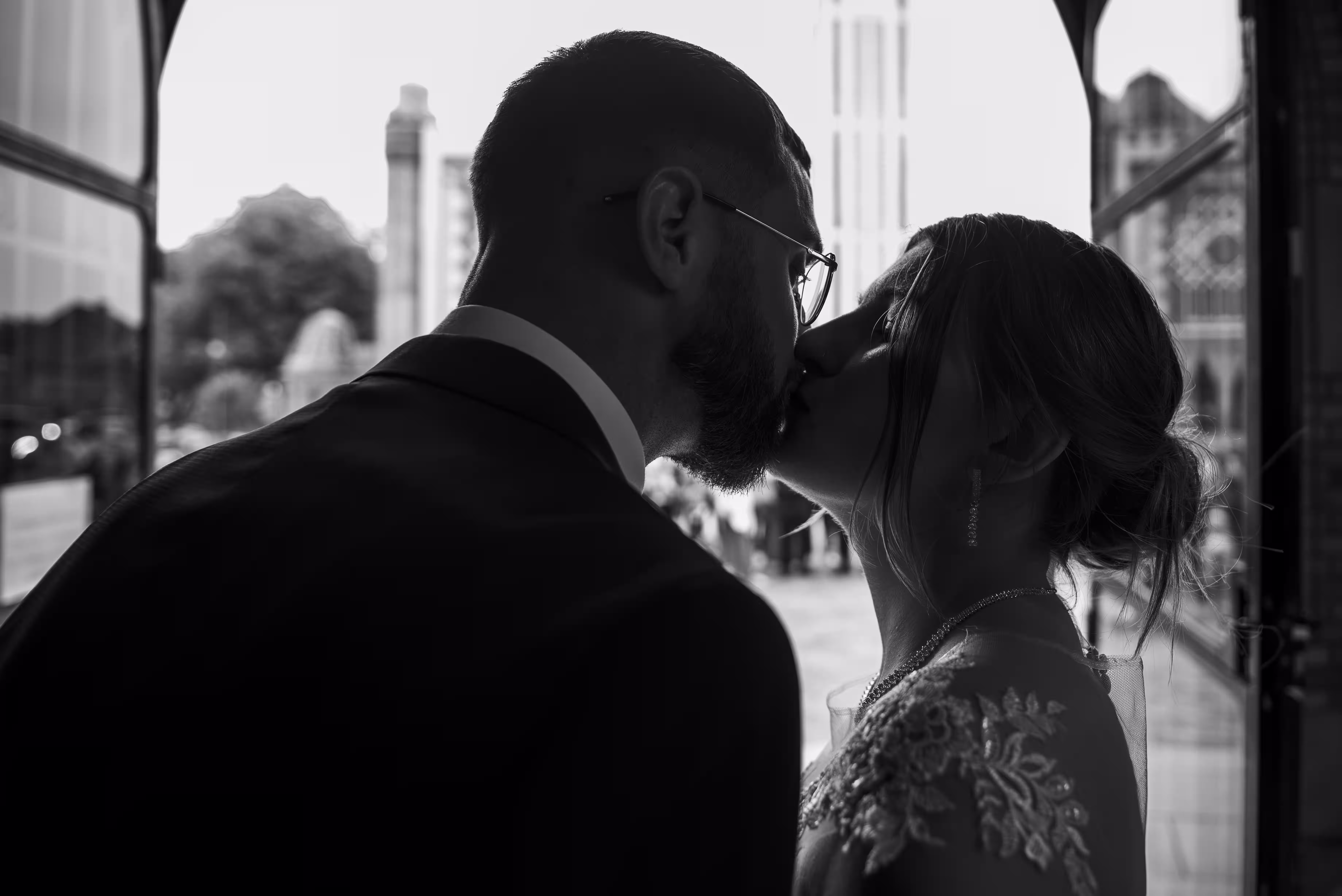 Baiser contre-jour noir et blanc mariage
