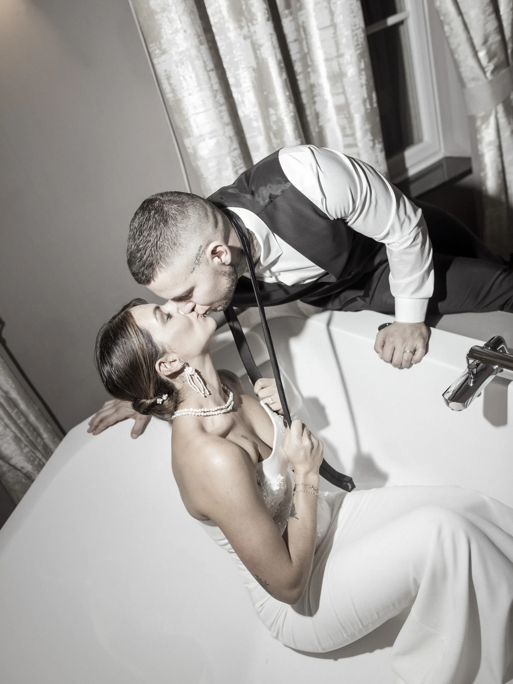 Portrait dramatic noir et blanc baignoire