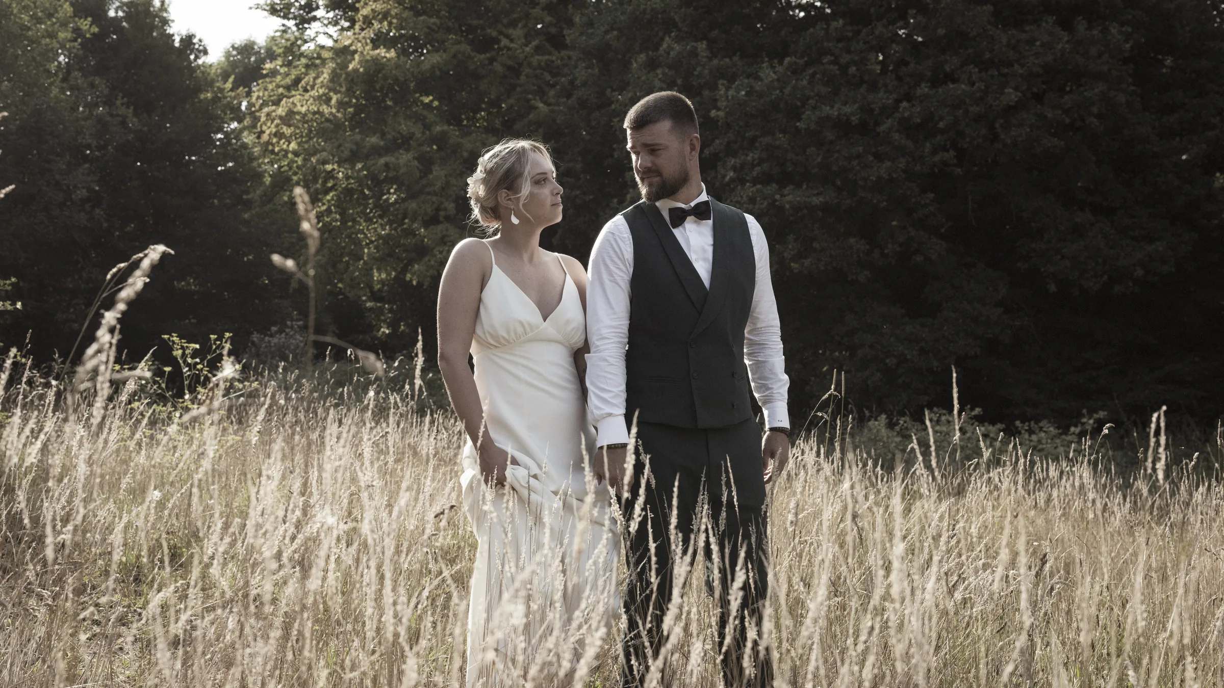 Couple dans un champ doré lumiere golden hour